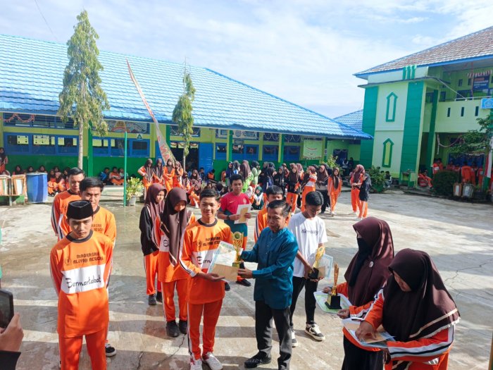 MAN 1 Kerinci Berikan Penghargaan Kepada Pemenang Lomba Peringatan Maulid Nabi Muhammad SAW 1447 H