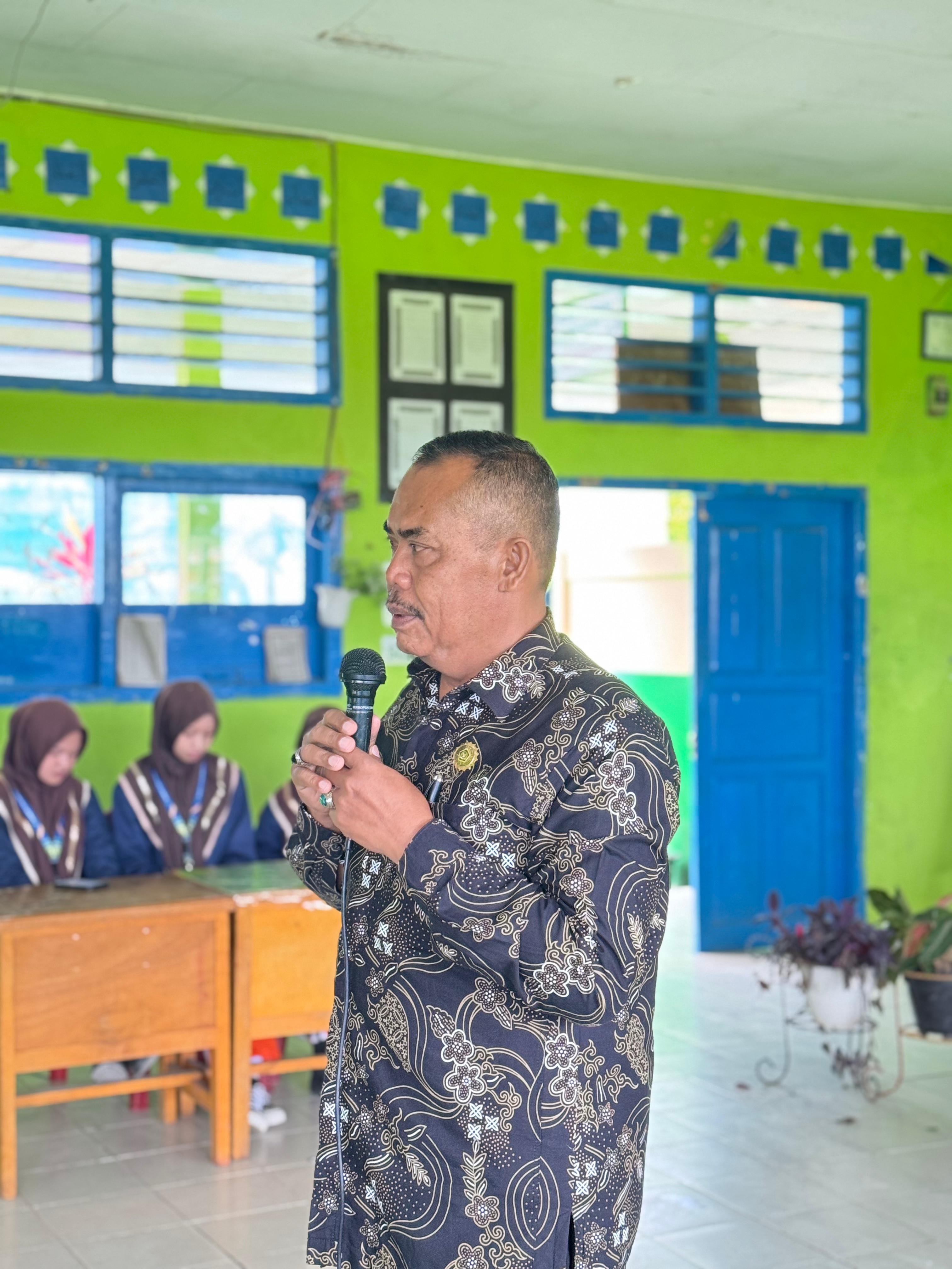 Hari Ketiga MATSAMA MAN 1 Kerinci: Waka Kurikulum Drs. Khudri Kenalkan Profil Madrasah kepada Siswa Baru â€Ž