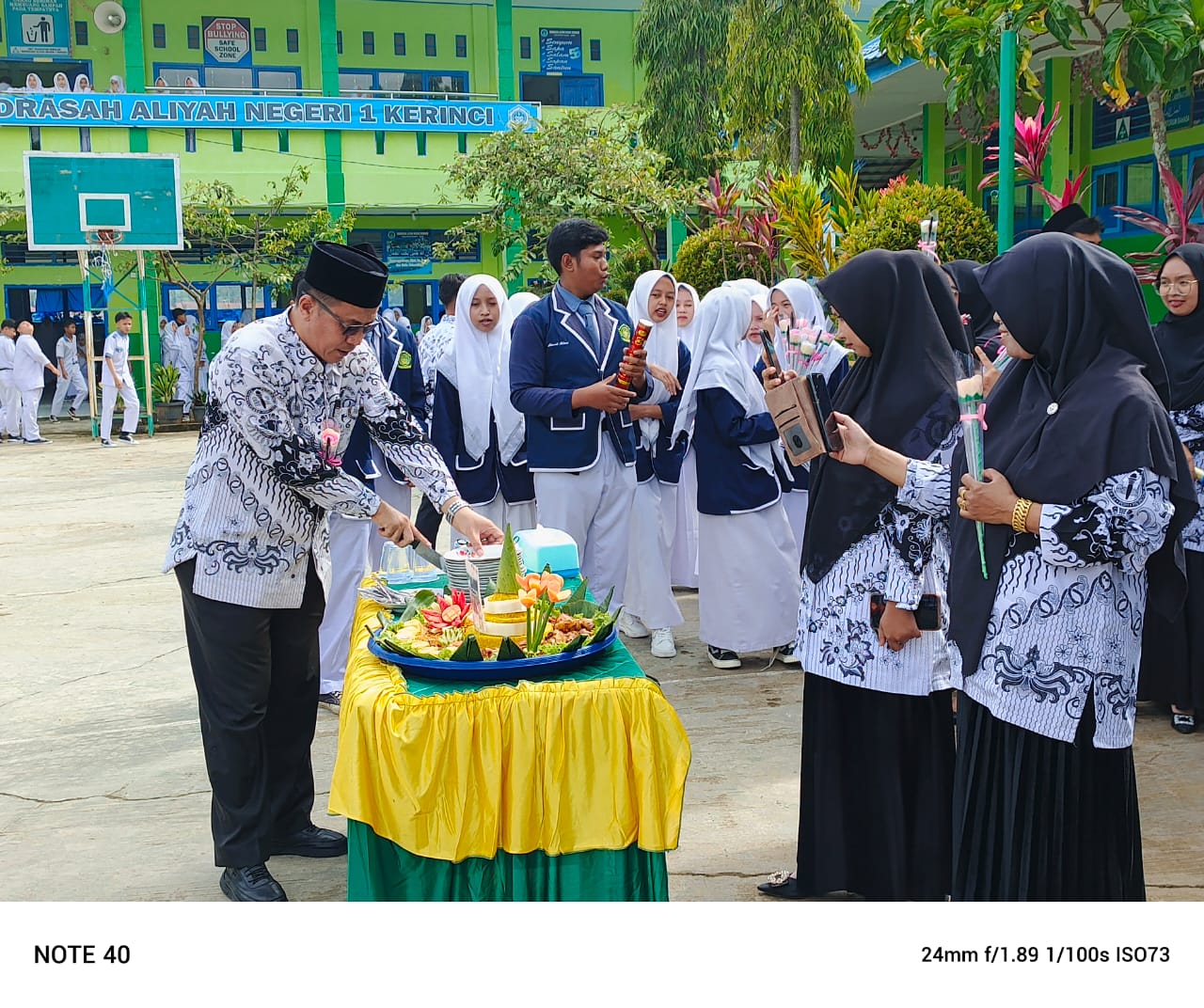 Surprise Spesial dari Siswa MAN 1 Kerinci untuk Guru dan Tata Usaha dalam Peringatan Hari Guru