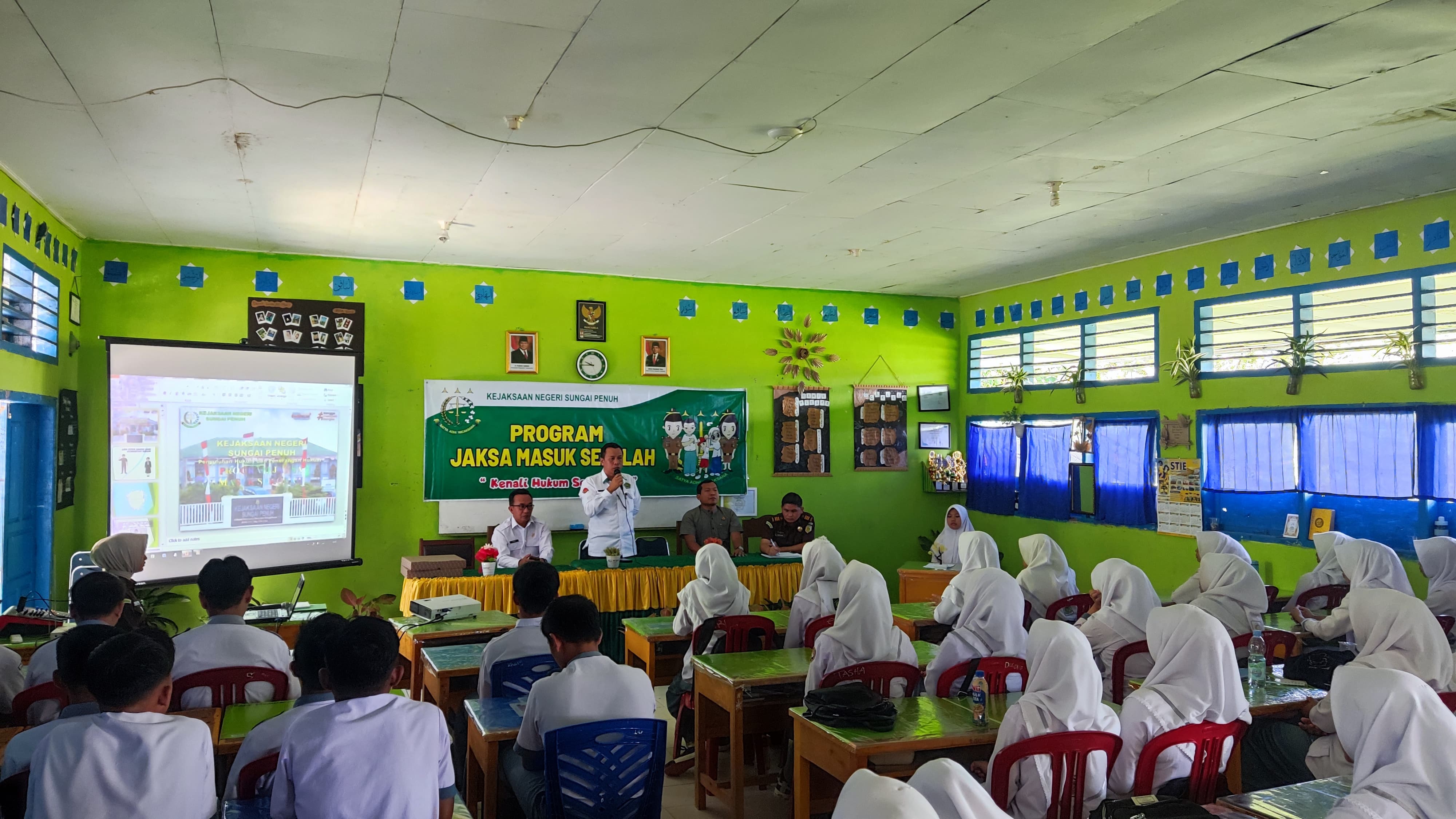 MAN 1 Kerinci Laksanakan Program Jaksa Masuk sekolah bertujuan agar anak-anak usia remaja tahu tentang Hukum dan akibat hukum.