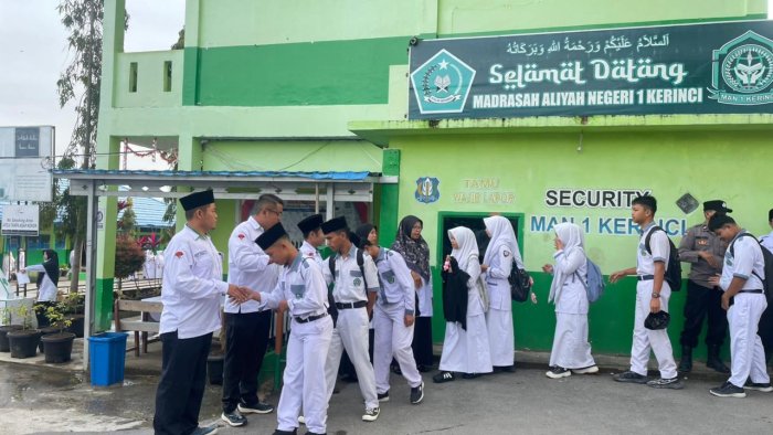 Langkah Kecil, Dampak Besar: Guru MAN 1 Kerinci Tanamkan Disiplin Sejak Gerbang