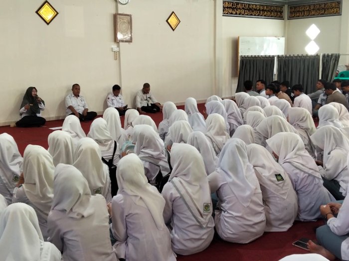 Kartu Kendali Elmi, Gebrakan Sederhana untuk Disiplin Siswa Kartu Kendali Elmi, Gebrakan Sederhana untuk Disiplin Siswa