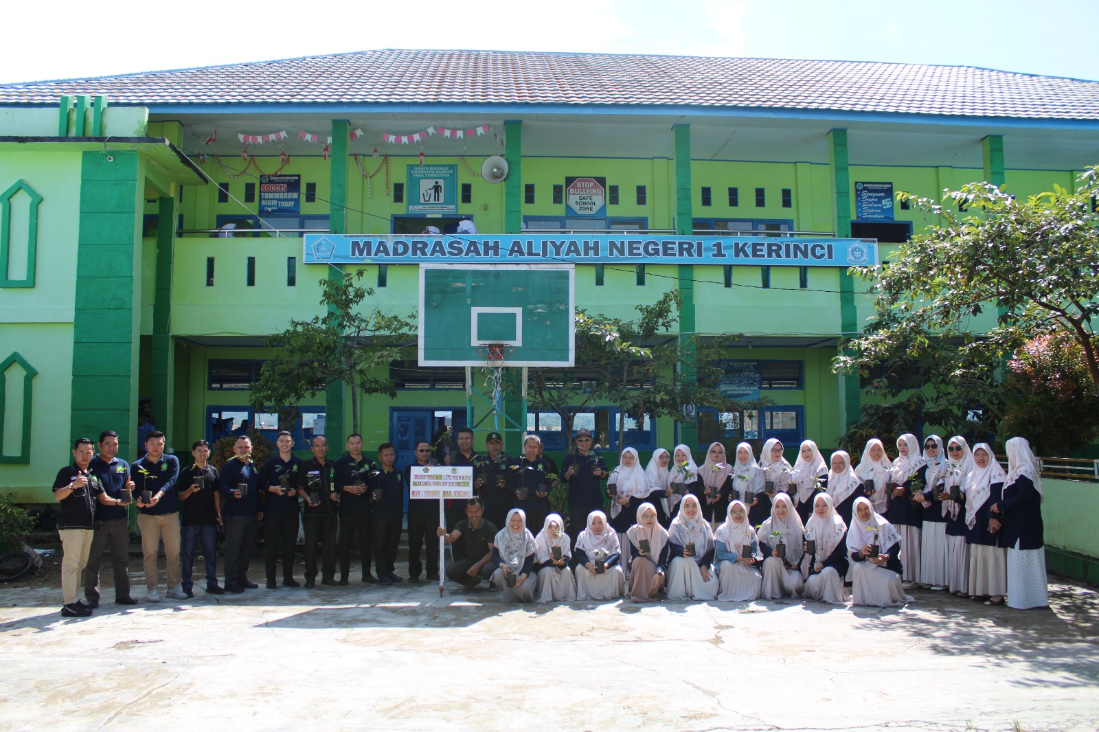 MAN 1 Kerinci Ikut Mensukseskan Program Penanaman 1 Juta Pohon Matoe