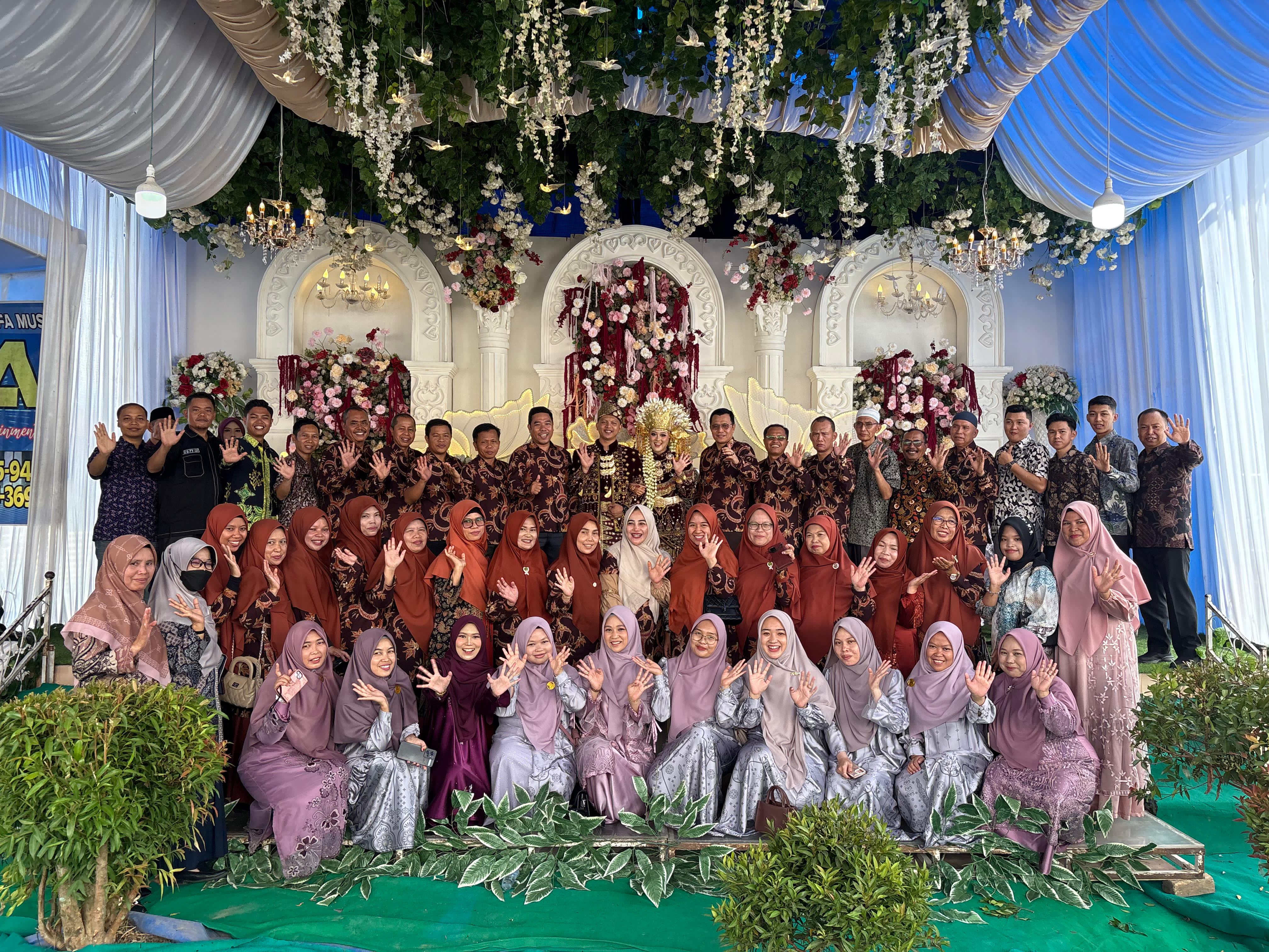 MAN 1 Kerinci Gelar Kegiatan Sosial dalam Rangka Pernikahan Ibu Akila Afra Santika, S.Pd dengan Aldi Ari Saputra, S.Pd alumni MAN 1 Kerinci