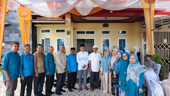 Syukuran dan Doa Bersama Jelang Keberangkatan Haji, Keluarga Besar MAN 1 Kerinci Hadiri Undangan Pak Hamdi