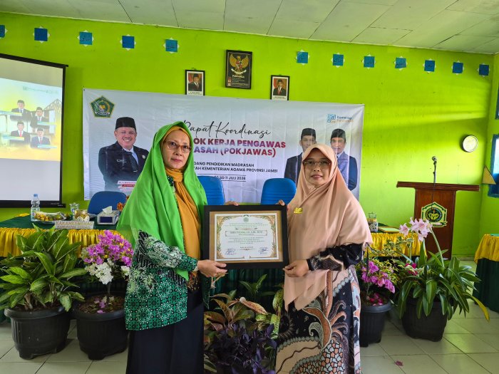 MAN 1 Kerinci Terima Penghargaan atas Dukungan terhadap Kemajuan Madrasah MAN 1 Kerinci Terima Penghargaan atas Dukungan terhadap Kemajuan Madrasah