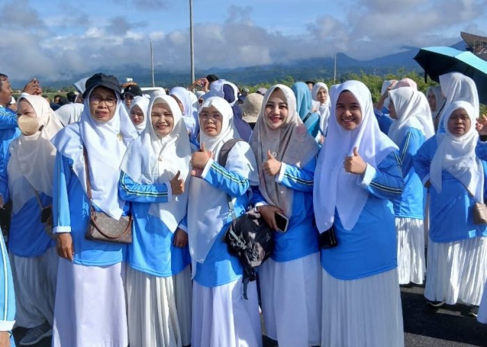 Penuh Semangat dan Kebersamaan! Guru dan Karyawan MAN 1 Kerinci Ramaikan Jalan Santai HAB