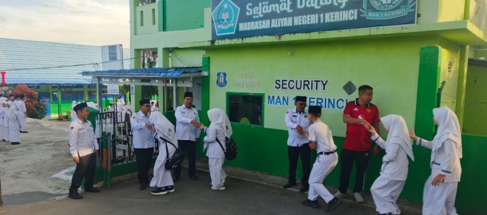 Pagi yang Berbeda di MAN 1 Kerinci, Guru Sambut Siswa dengan Senyum dan Sapa