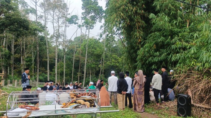 Keluarga Besar MAN 1 Kerinci Turut Menghadiri Prosesi Pemakaman Suami Kepala TU