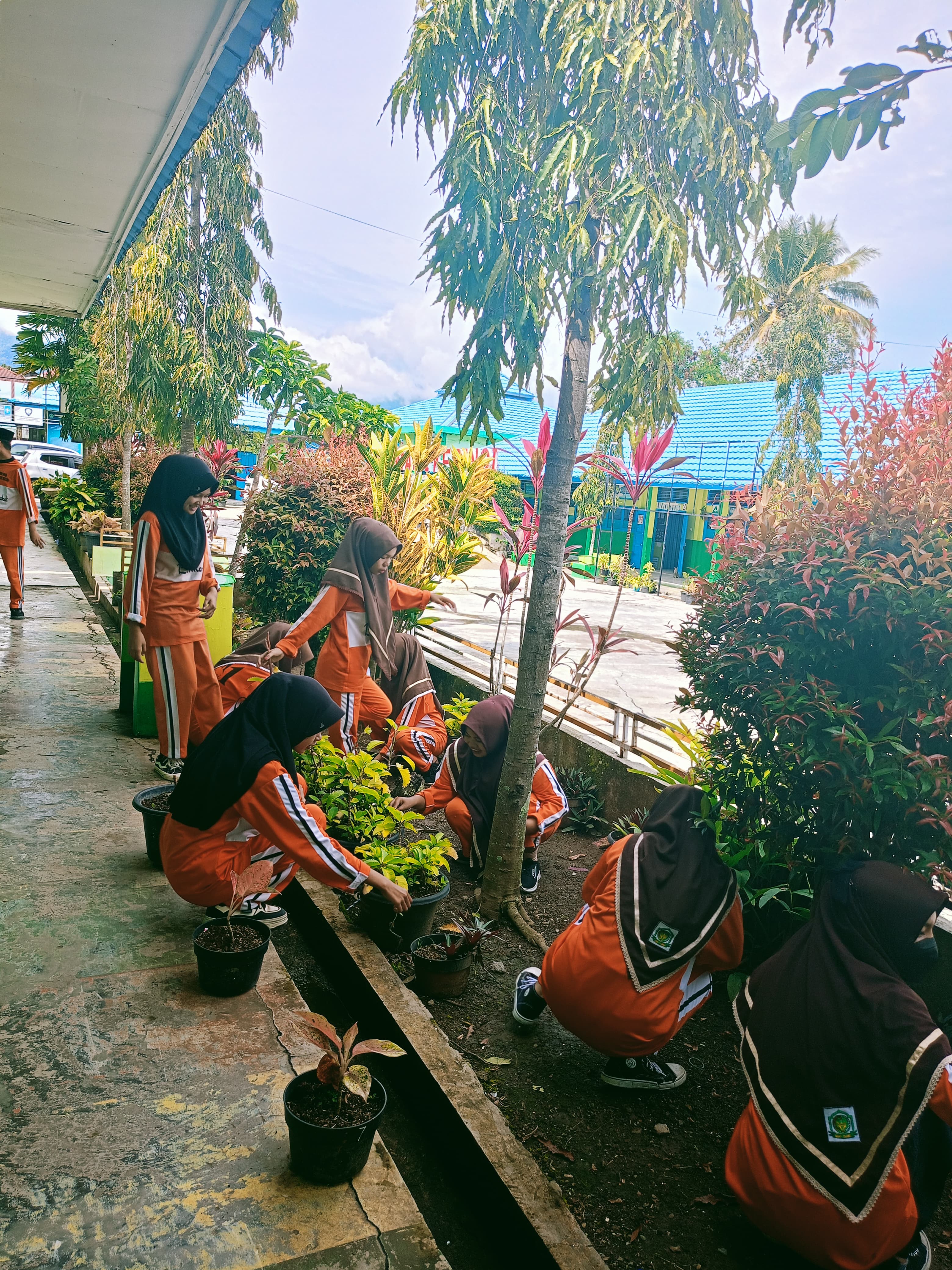 Budayakan Kebersihan Sekolah Siswa MAN 1 Kerinci Adakan Gotong Royon.