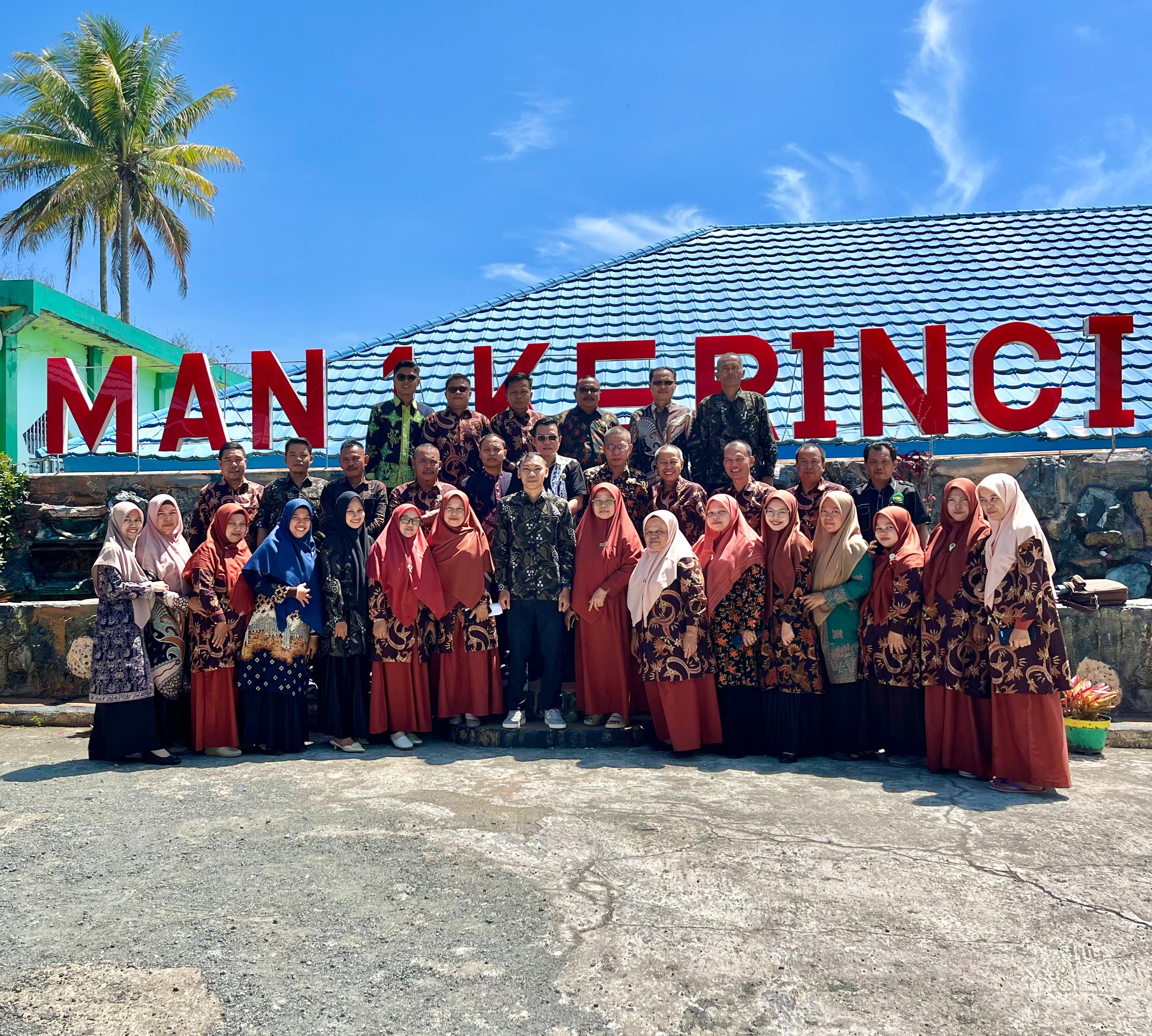  PERPISAHAN DAN PELEPASAN STAF TU MAN 1 KERINCI YANG LULUS CPNS