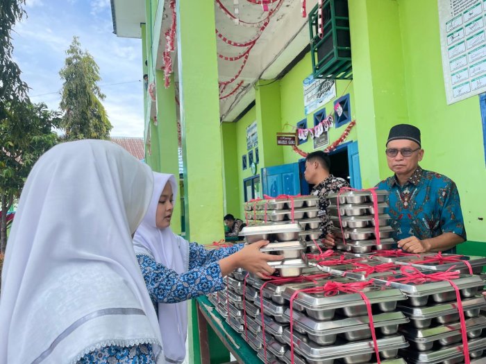 Langkah Nyata Peduli Gizi, MAN 1 Kerinci Bagikan Makanan Sehat untuk Siswa