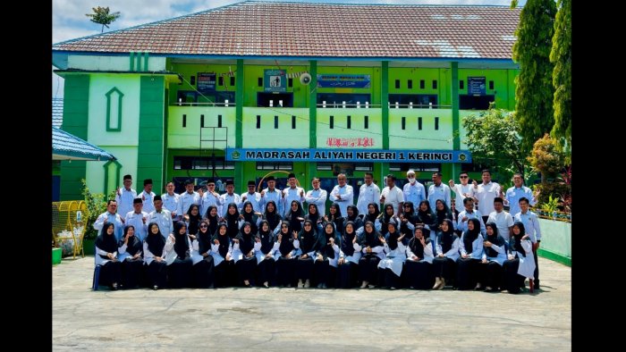Perbarui Data dan Pererat Silaturahmi, PTK MAN 1 Kerinci Gelar Sesi Foto Bersama