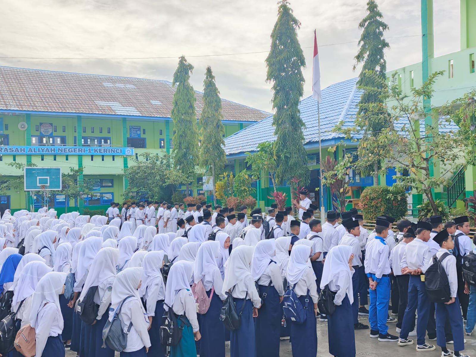 Hari Pertama Masuk Sekolah, Kepala MAN 1 Kerinci Menyambut Siswa Baru dengan Semangat dan Memberikan Nasihat.