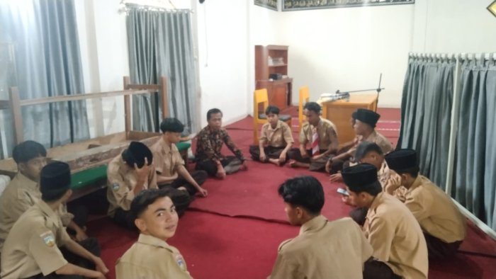 Waka Kesiswaan MAN 1 Kerinci Beri Nasihat Khusus kepada Siswa untuk Perkuat Karakter dan Disiplin