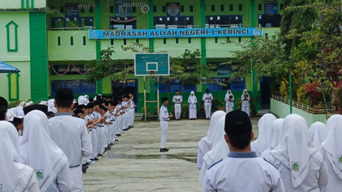 Waka Kurikulum MAN 1 Kerinci Bertindak sebagai Pembina Upacara, Tekankan Pentingnya Disiplin dan Semangat Belajar