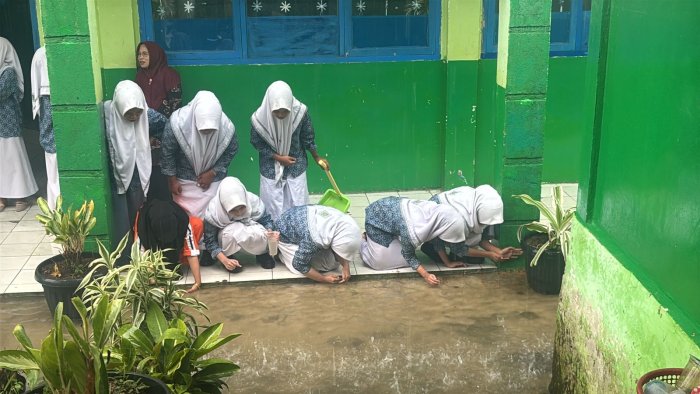 Hujan Deras Ciptakan Kebersamaan di MAN 1 Kerinci