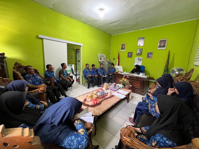 Menuju Layanan Profesional, TU MAN 1 Kerinci Bahas Evaluasi dan Tupoksi.