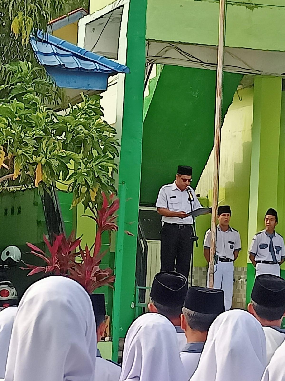 Lebih menghargai Nilai-nilai Perjuangan dan Kepahlawanan melalui Upacara Peringatan Hari Pahlawan.