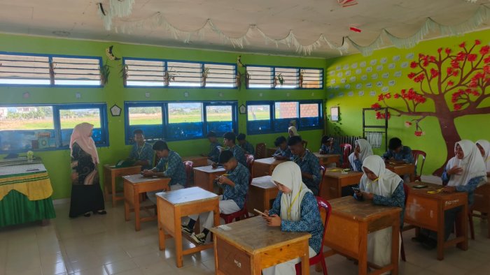 Disiplin dan Tertib, Hari Kedua Ujian Madrasah MAN 1 Kerinci Penuh Semangat