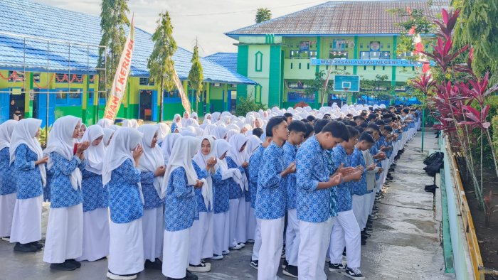 Dimulainya Program MBG, Waka Kurikulum MAN 1 Kerinci Sampaikan Pesan Inspiratif Saat Upacara Bendera