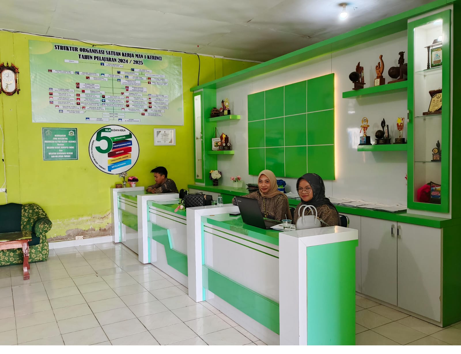 Siswa Magang STIE Terlibat dalam Pengelolaan Tata Usaha di Madrasah Aliyah Negeri 1 Kerinci