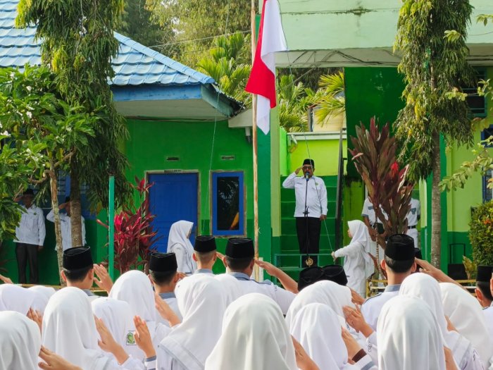Kepala MAN 1 Kerinci Jadi Pembina Upacara dan Serahkan Penghargaan Juara Lomba Barisan Indah