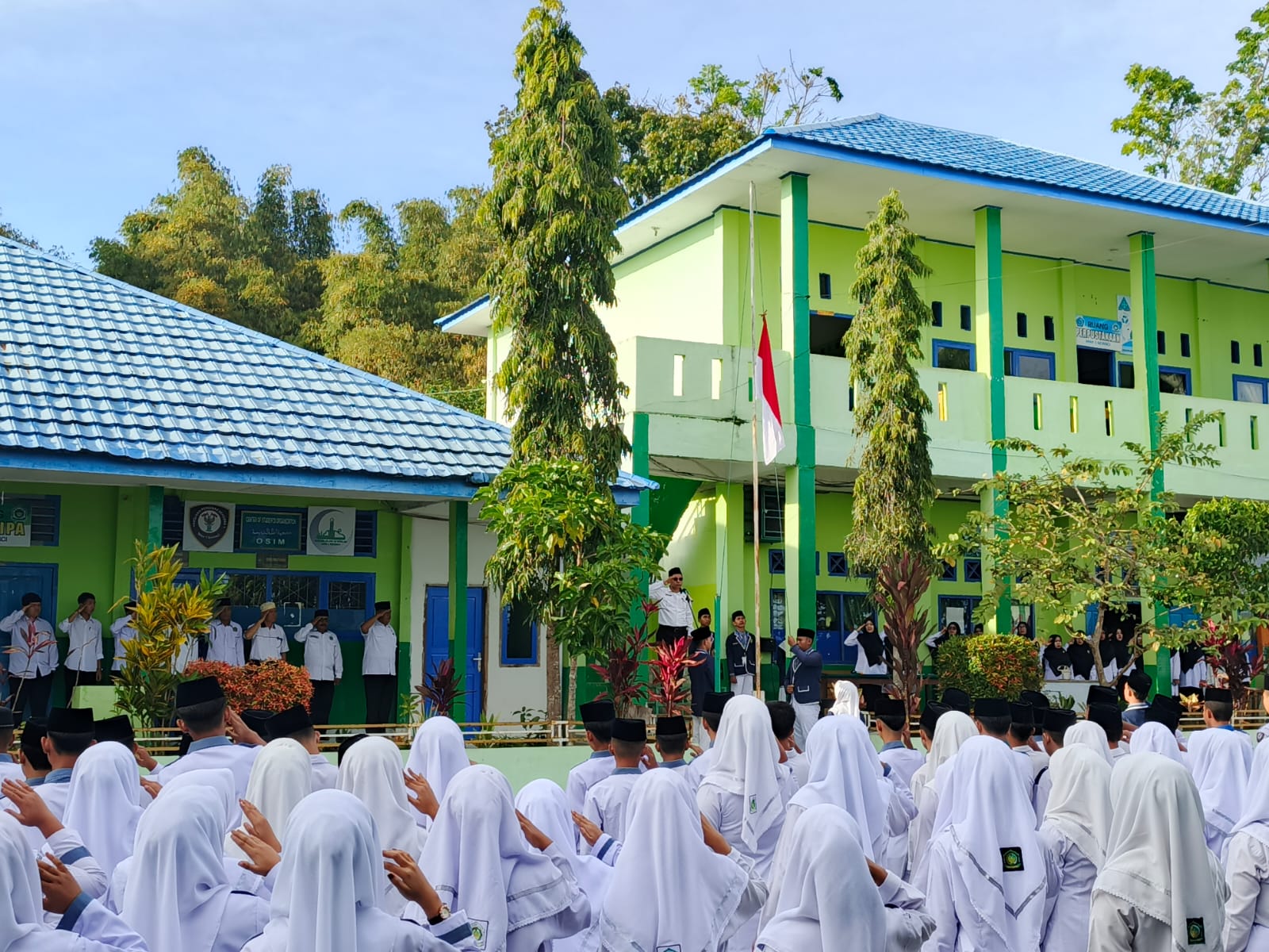 Waka Sarana dan Prasarana MAN 1 Kerinci Bertindak sebagai Pembina Upacara