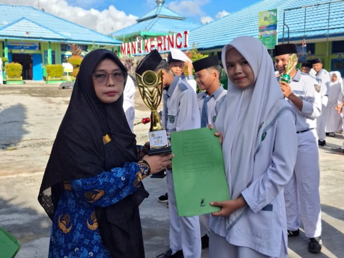 Peringatan Hardiknas di MAN 1 Kerinci Berlangsung Khidmat, Siswa Berprestasi Terima Penghargaan