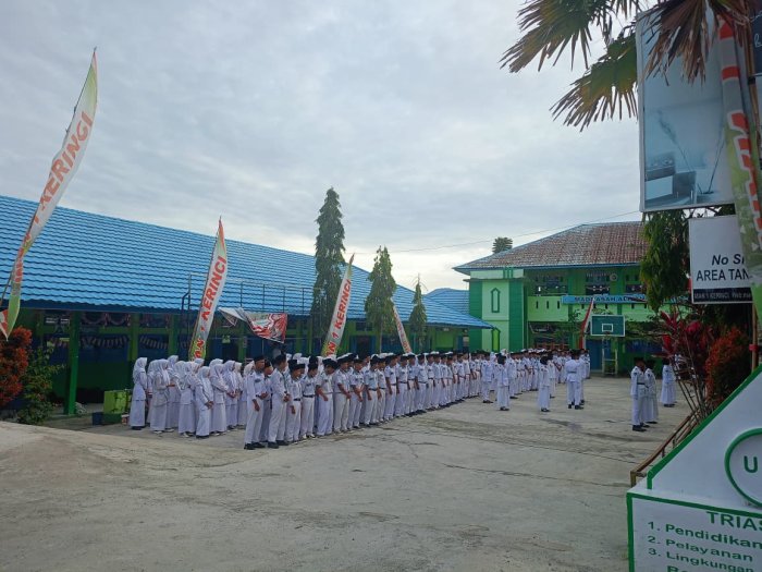 Petugas Pengibar Bendera 17 Agustus Bertugas pada Upacara Senin di MAN 1 Kerinci