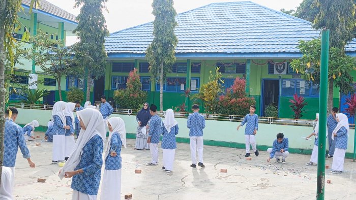 Inovatif dan Edukatif, Guru Biologi MAN 1 Kerinci Gelar Praktikum Seleksi Alam