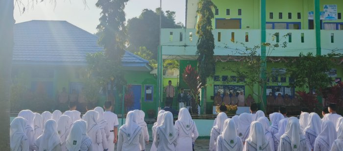 Waka Kurikulum Tegaskan Kesiapan Siswa Kelas XII pada Upacara Bendera MAN 1 Kerinci
