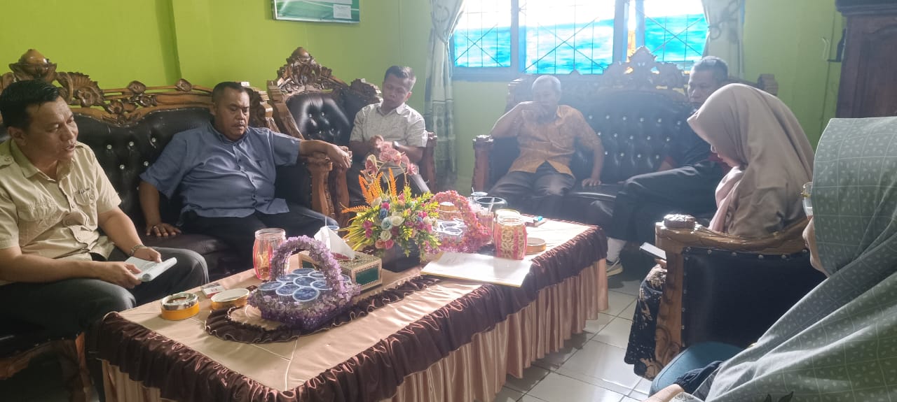 Bersama Kepala Madasah, Wakabid Humas MAN 1 Kerinci Gelar Pertemuan dengan Pengurus Komite