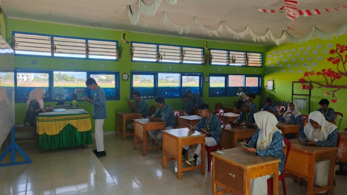 Pelaksanaan Ujian Madrasah Hari Pertama di MAN 1 Kerinci Berjalan Tertib dan Lancar