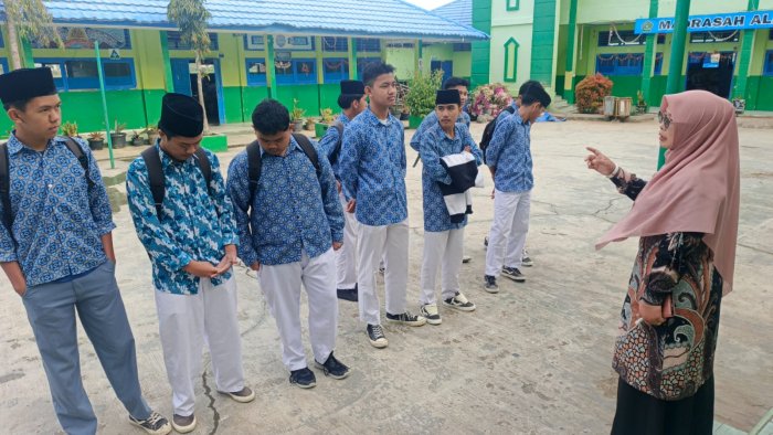 Tegakkan Kedisiplinan, MAN 1 Kerinci Laksanakan Pembinaan bagi Siswa yang Terlambat Hadir Sekolah