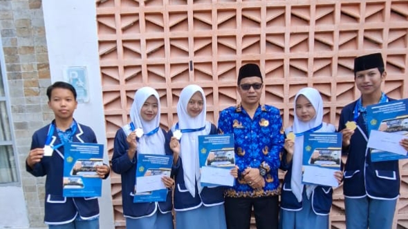 Kemenag Kerinci Berikan Reward kepada Siswa MAN 1 Kerinci yang Lolos Olimpiade Madrasah Indonesia Tingkat Kabupaten