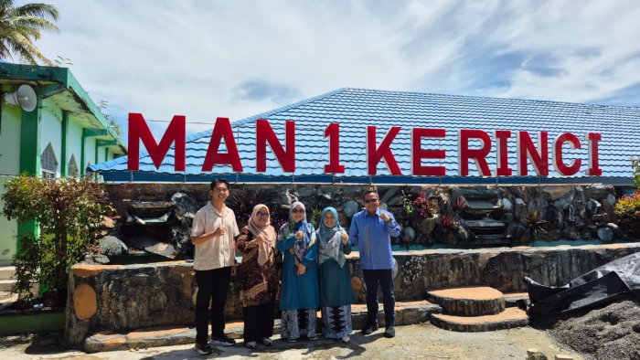 Fakultas MIPA UNP Sosialisasikan Fisika dan Robotika di MAN 1 Kerinci