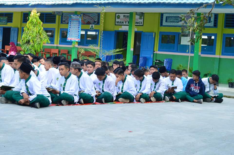 Siswa MAN 1 Kerinci Gelar Doa Bersama di Lapangan Menjelang Ujian Akhir Semester