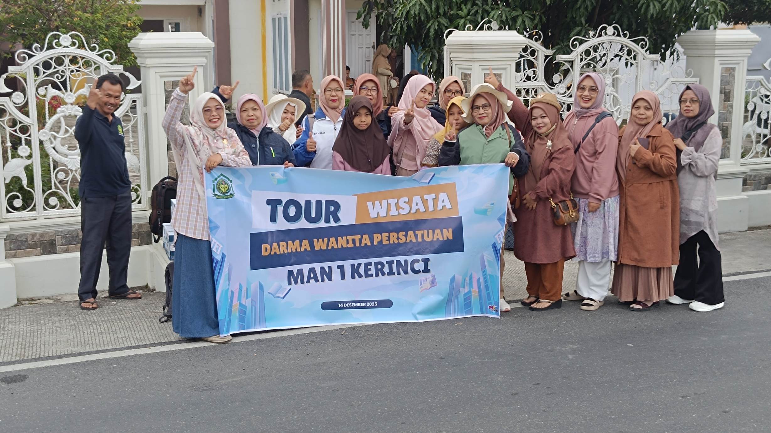 Koperasi Dharma Wanita MAN 1 Kerinci Gelar Rapat Akhir Tahun dan Tour Wisata di Pantai Pandan Wangi.