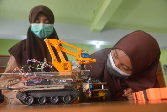 Sosialisasi Fakultas MIPA Prodi Fisika UNP Membuka Wawasan Siswa tentang Dunia Kampus dan Teknologi Robotika