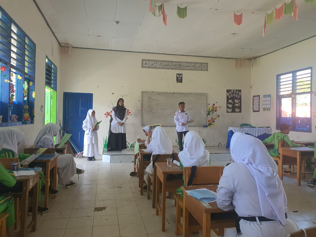 Kunjungan tim SPMB ke berbagai sekolah mendapat sambutan hangat dari para kepala sekolah, guru, dan siswa.