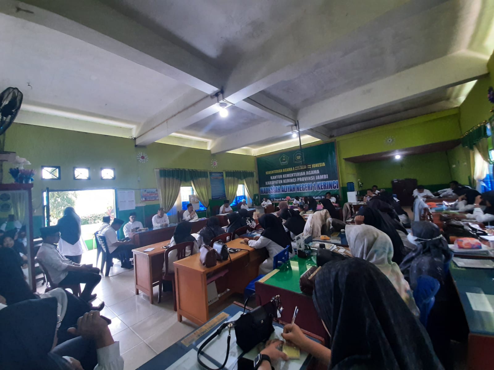 Dengan semangat yang tinggi, MAN 1 Kerinci siap mengawali tahun ajaran baru dengan penuh dedikasi untuk memberikan pendidikan yang berkualitas.