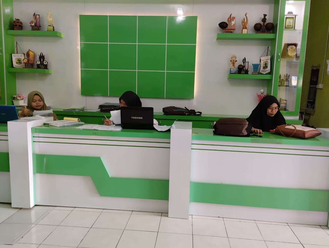 Staf Tata Usaha MAN 1 Kerinci Tetap Berikan Pelayanan di Masa Libur Sekolah