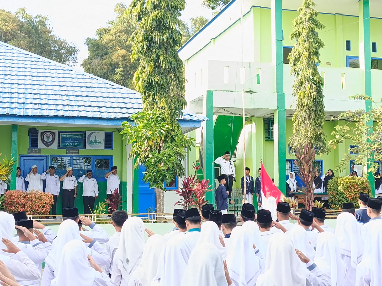 Hari Pertama Upacara Bendera Tahun Ajaran 2025/2026, Kepala MAN 1 Kerinci Bertindak Sebagai Pembina