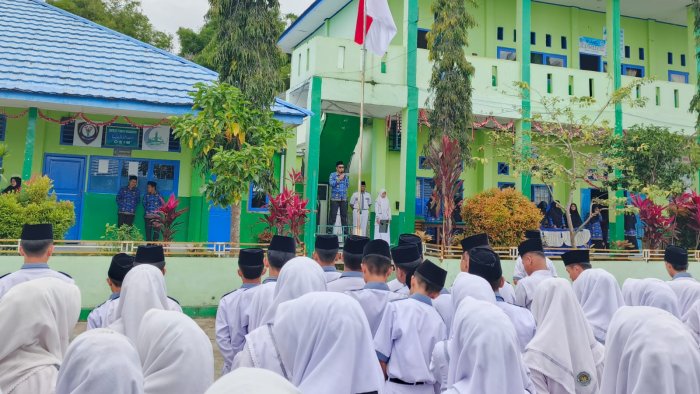 Perkuat Karakter Siswa, Kepala Madrasah Pimpin Upacara dengan Pesan Disiplin yang Menginspirasi