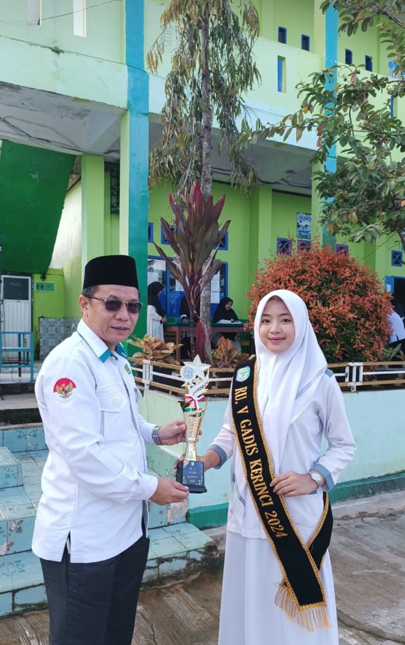 MAN 1 Kerinci Berikan Penghargaan pada Siswi yang Berhasil Ikuti Ajang Bujang Gadis Kerinci