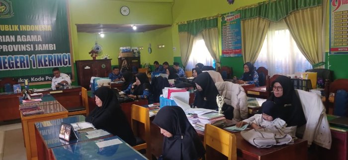 Kepala MAN 1 Kerinci Gelar Pertemuan Bersama Dewan Guru Bahas Peningkatan Kinerja dan Program Madrasah