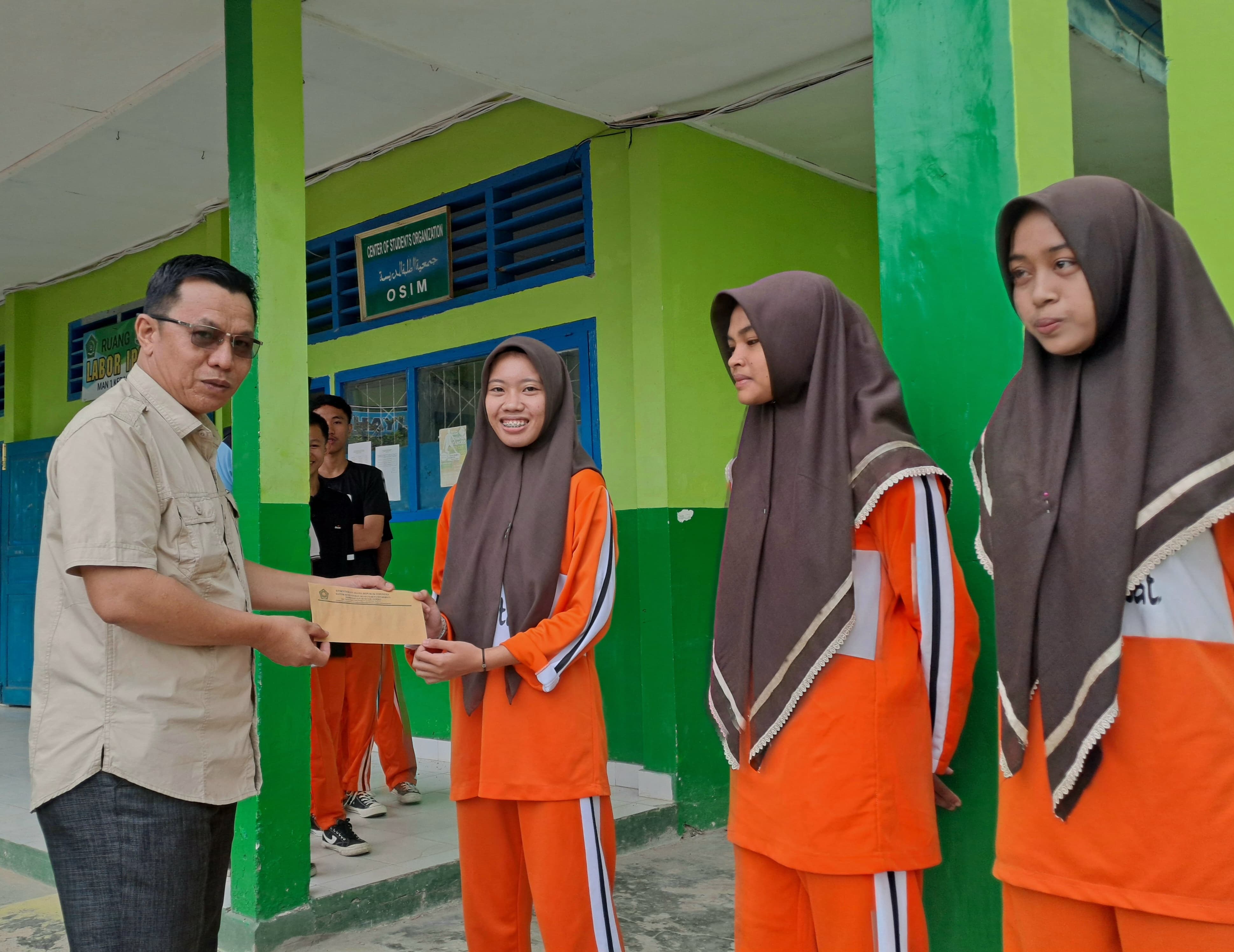 Siap berjuang mengharumkan madrasah. 3 siswa MAN 1 Kerinci ikuti POPDA tingkat provinsi tahun 2024